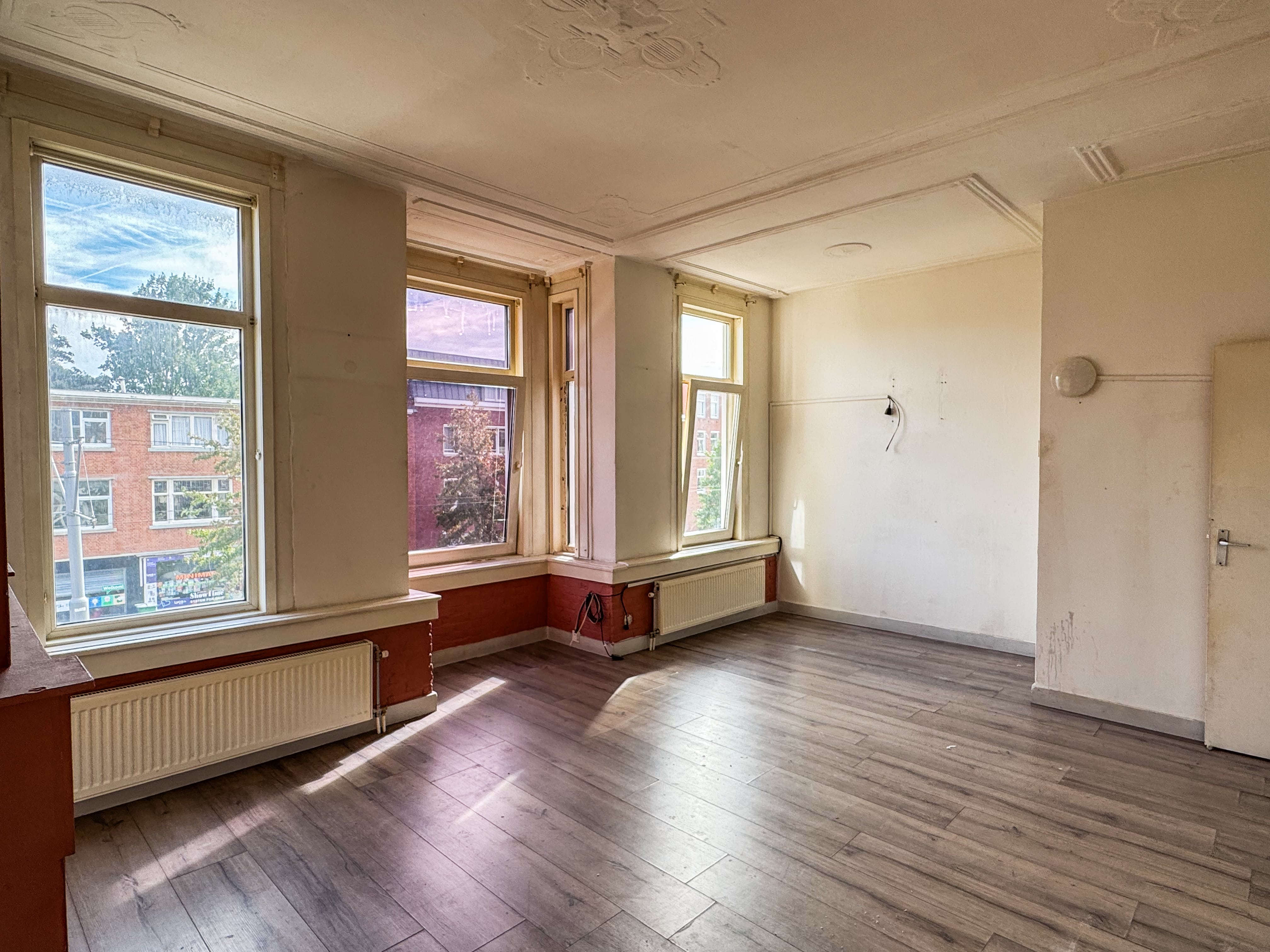 Lichte en ruime woonkamer van koopwoning Boergoensestraat 19b-01 Rotterdam